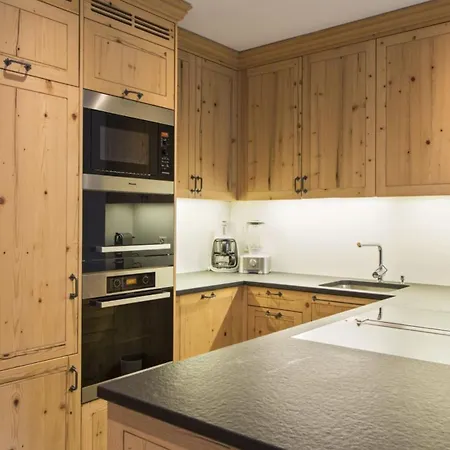 Casa Accogliente Con Mobili In Legno E Atmosfera Luminosa