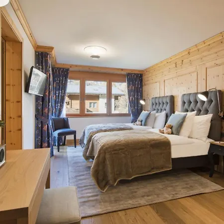Casa Accogliente Con Mobili In Legno E Atmosfera Luminosa